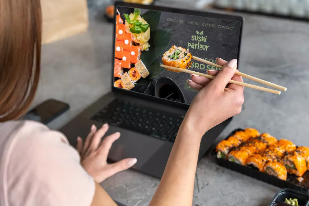 Diseño de Páginas Web para Restaurantes: Atrae a tus Comensales en Línea 1 persona haciendo pedido en pagina web para restaurante